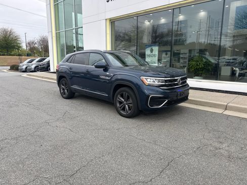 Used 2021 Volkswagen Atlas Cross Sport SE w/ Panoramic Sunroof Package image 2