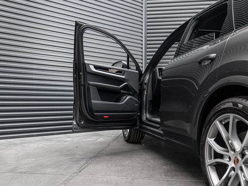 Certified 2025 Porsche Cayenne image 13