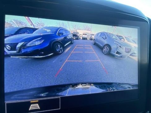 Used 2023 Chevrolet Traverse LT image 12