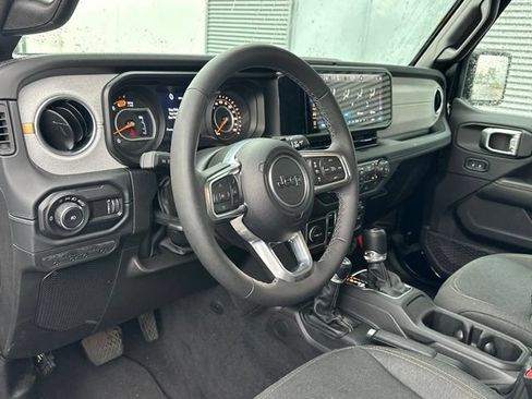 Used 2026 Jeep Wrangler Unlimited Sahara AWD/4WD image 32