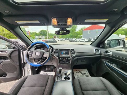 Used 2019 Jeep Grand Cherokee Laredo AWD/4WD image 18