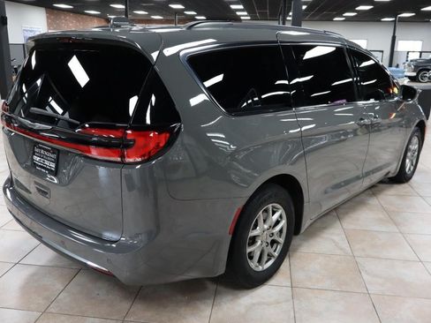 Used 2021 Chrysler Pacifica Touring w/ Cold Weather Group FWD image 5