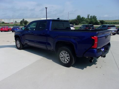 Used 2025 Toyota Tacoma SR5 AWD/4WD image 5