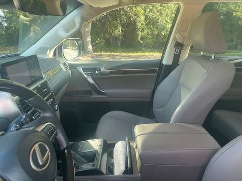 Used 2023 Lexus GX 460 Premium w/ Accessory Package AWD/4WD image 9