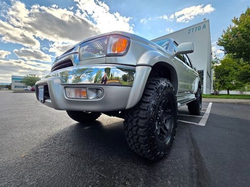 Used 2002 Toyota 4Runner SR5 AWD/4WD image 9