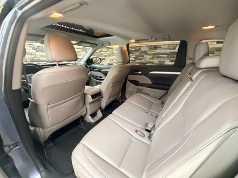 Used 2018 Toyota Highlander XLE AWD/4WD image 27