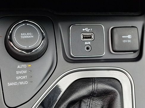 Used 2019 Jeep Cherokee Limited AWD/4WD image 28