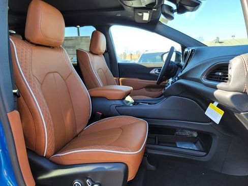 New 2026 Chrysler Pacifica Pinnacle AWD/4WD image 24
