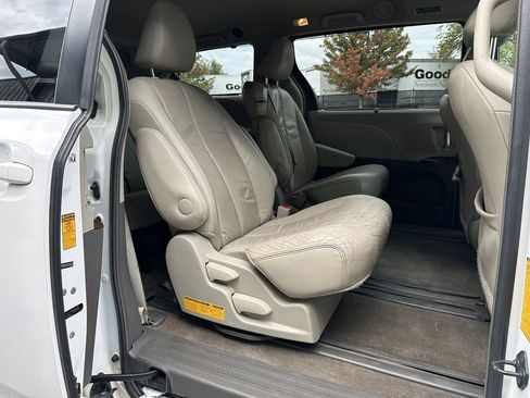 Used 2013 Toyota Sienna XLE image 22