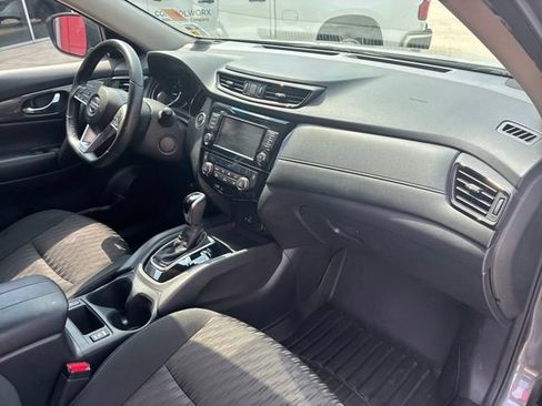 Used 2020 Nissan Rogue SV FWD image 12