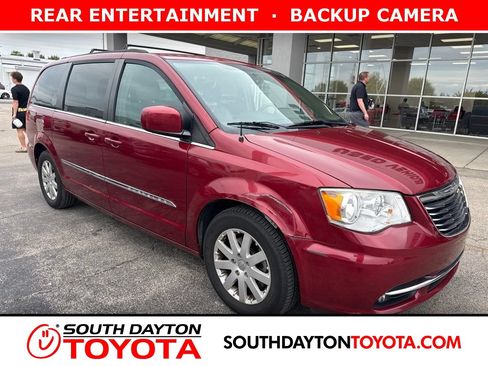 Used 2016 Chrysler Town & Country Touring FWD image 1
