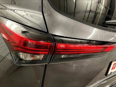 Used 2021 Toyota Highlander XLE image 33