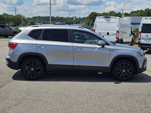 Used 2023 Volkswagen Taos SE w/ Black Wheel Package FWD image 7