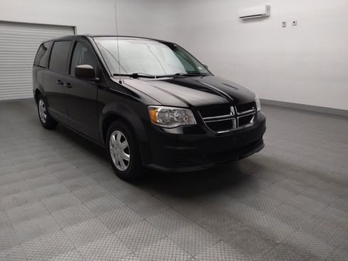 Used 2018 Dodge Grand Caravan SE w/ UConnect Hands-Free Group FWD image 13