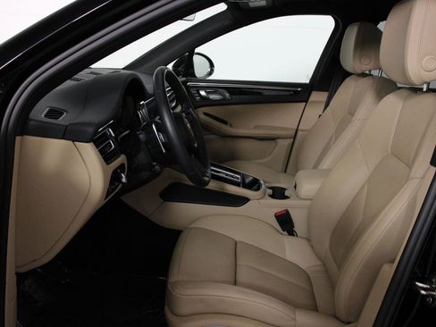 Certified 2025 Porsche Macan AWD/4WD image 5