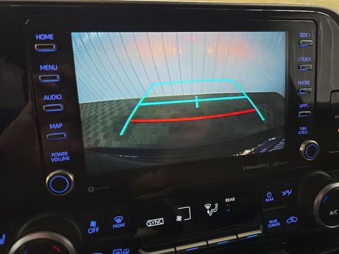 Used 2022 Toyota Highlander XLE AWD/4WD image 24