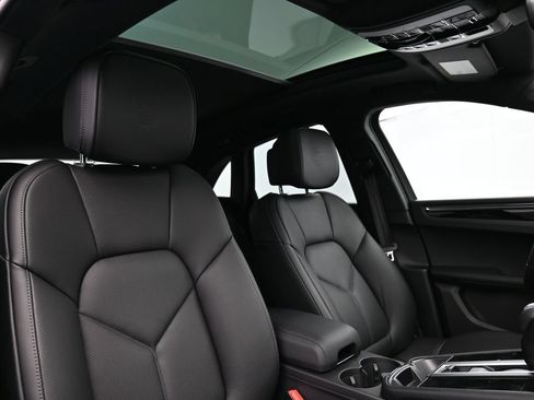 Certified 2026 Porsche Macan AWD/4WD image 31