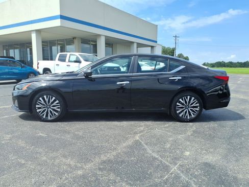 Used 2025 Nissan Altima 2.5 SV FWD image 2