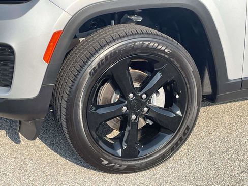 Used 2025 Jeep Grand Cherokee Altitude image 28