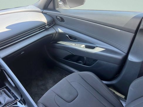 Used 2025 Hyundai Elantra SEL FWD image 12