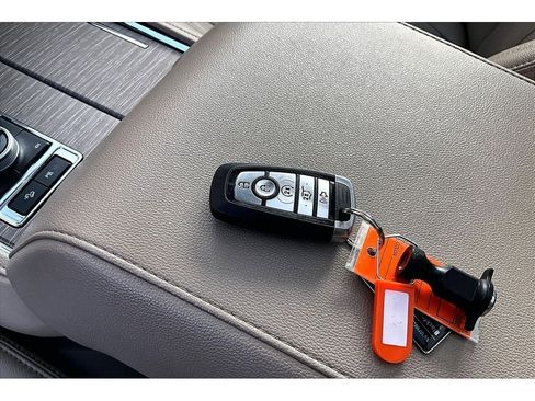 Used 2024 Ford Expedition Limited image 11