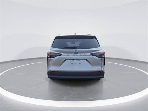 Certified 2023 Toyota Sienna XLE FWD image 8