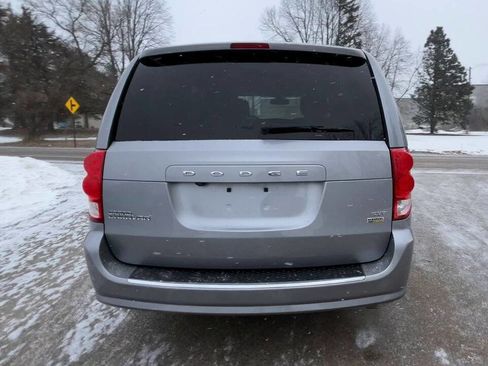 Used 2019 Dodge Grand Caravan SXT image 4