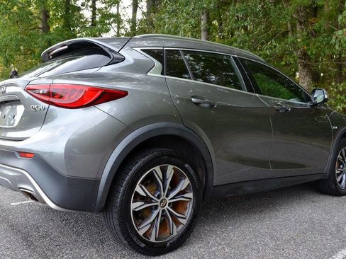 Used 2017 INFINITI QX30 Premium w/ Navigation Package image 8