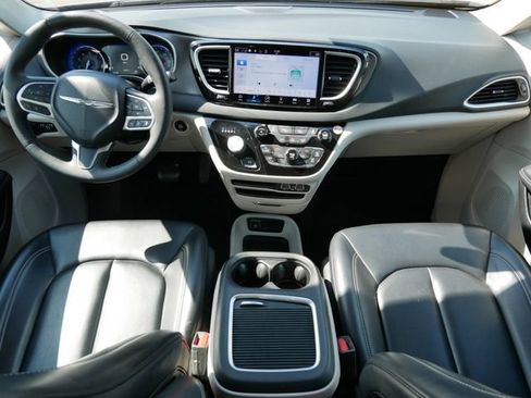 Used 2023 Chrysler Pacifica Touring-L FWD image 9