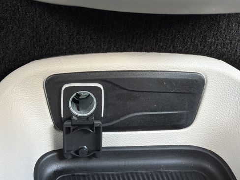 Used 2024 Chrysler Pacifica Touring-L FWD image 8