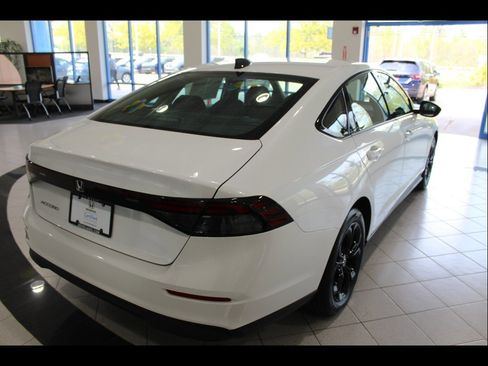Certified 2025 Honda Accord SE image 5