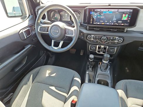 Used 2025 Jeep Wrangler Unlimited Sahara AWD/4WD image 10