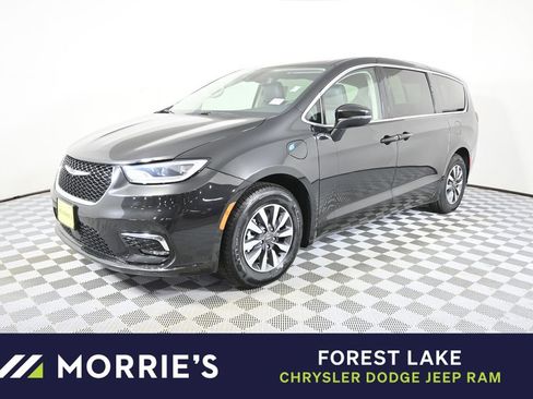 Used 2023 Chrysler Pacifica Touring-L image 1