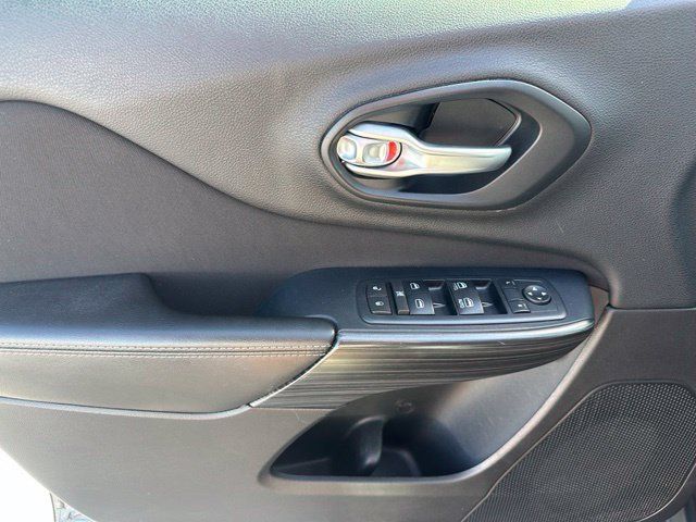 Used 2016 Jeep Cherokee Latitude AWD/4WD image 17