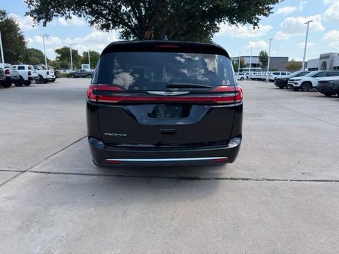Used 2024 Chrysler Pacifica Touring-L FWD image 6