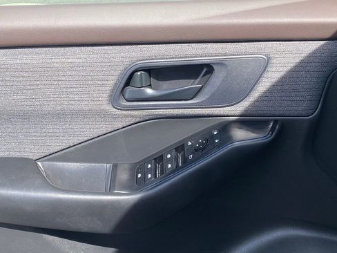 Used 2023 Nissan Rogue S image 19