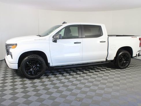 Used 2024 Chevrolet Silverado 1500 Custom image 2