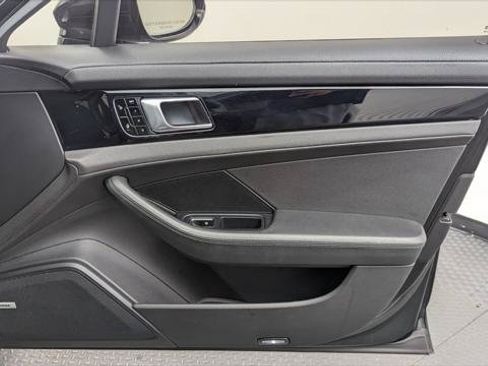 Used 2018 Porsche Panamera image 19