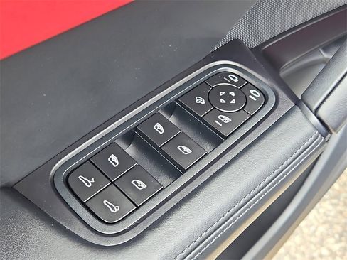 Used 2025 Porsche Cayenne image 33