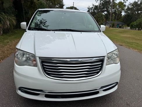 Used 2014 Chrysler Town & Country Touring image 7
