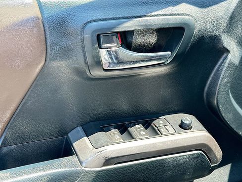 Used 2017 Toyota Tacoma Limited w/ Tow Package AWD/4WD image 21
