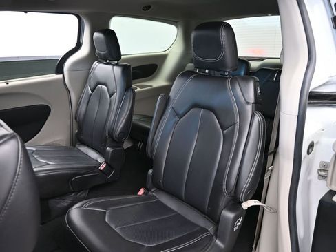 Used 2023 Chrysler Pacifica Touring-L FWD image 30