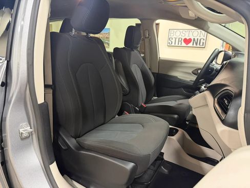 Used 2021 Chrysler Voyager L FWD image 42