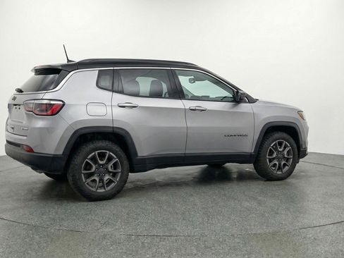 Used 2025 Jeep Compass Trailhawk AWD/4WD image 9