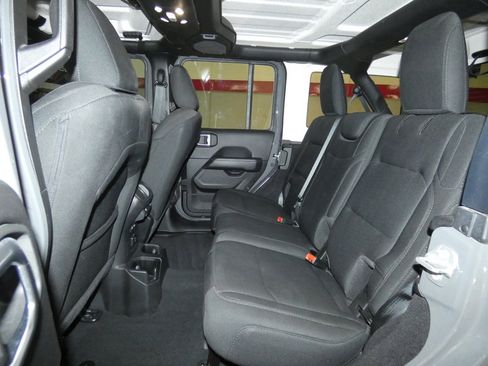 Used 2022 Jeep Wrangler Unlimited Sahara image 22