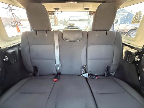 Used 2018 Jeep Wrangler Unlimited Sahara image 14