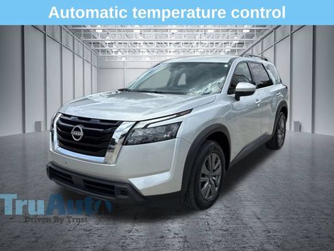 Used 2025 Nissan Pathfinder SV FWD image 3