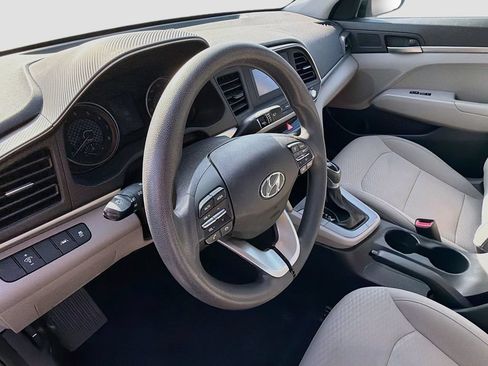 Used 2020 Hyundai Elantra SE FWD image 11