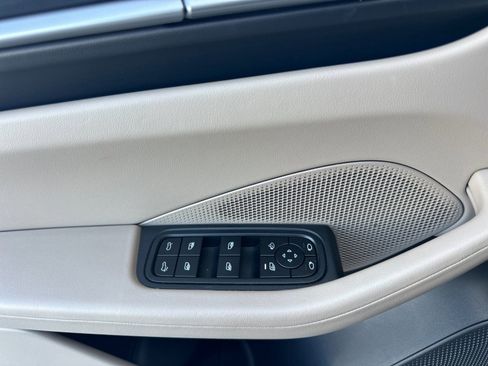 Used 2025 Porsche Macan 4S Electric AWD/4WD image 12