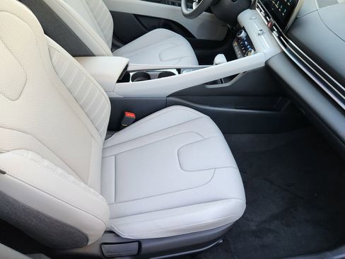 New 2026 Hyundai Elantra Limited FWD image 9